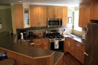 MeadowBrook Suite Deluxe 2 BDRM w/ Yard and Hot Tub