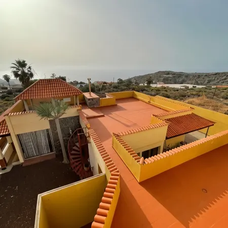 An oasis with a double panoramic view over the ocean and the mountain El Teide 1