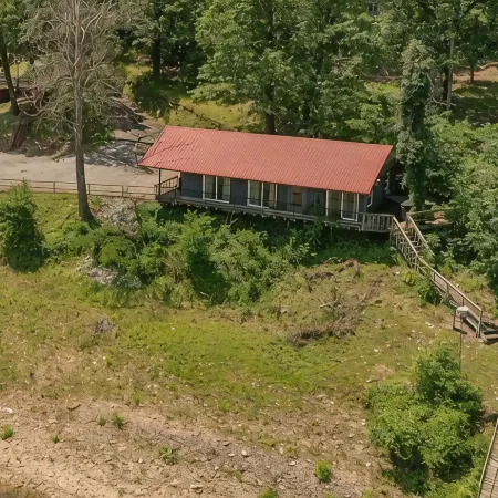 Lakeside, Boat Dock and Hot Tub with This Small Quaint Cottage.