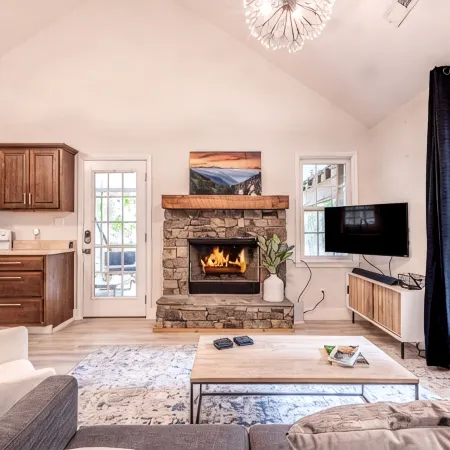Renovated Cozy Cottage in Bryson City! Experience the Cool Smokies!