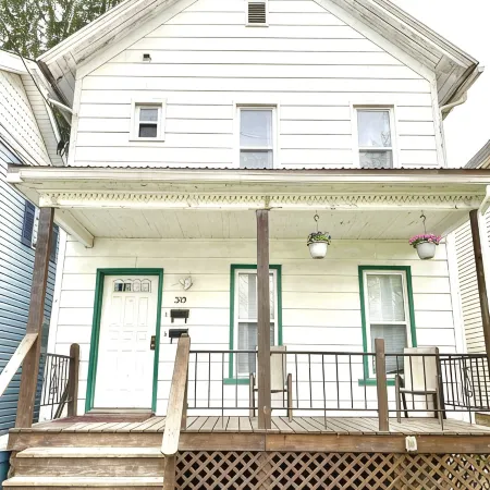 Quaint 2 bedroom apartment. 5 minute walk to down town Close to local bike trail