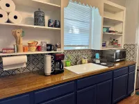 Peaceful home with an amazing yard near downtown San Antonio. Pet Friendly! 미션 트레일 주변 호텔