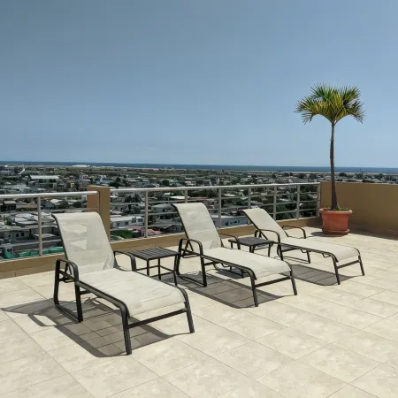 Spectacular Penthouse Ocean View Across From Beach. Free parking on Street!