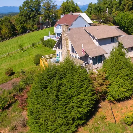 Luxury Mountaintop Views with Hot Tub - 1 min to town