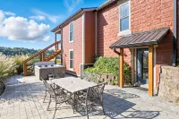 Brown Co, Hot Tub, King Bed, Sleeps 10, Bumper Pool, 5 Smart TVs Firepit, Grill - 4 tähden