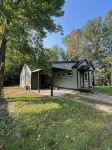 Cozy Cabin - walking distance to town and 10 minutes to Bromley. Pet friendly!