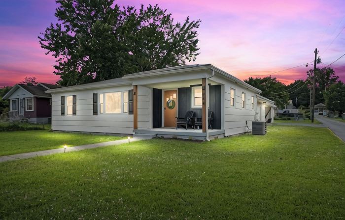 Charming 3-bedroom house with 5 beds, deck, fire pit, and BBQ, minutes from NRG