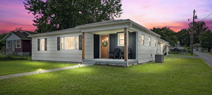 Charming 3-bedroom house with 5 beds, deck, fire pit, and BBQ, minutes from NRG Hotels in Plateau