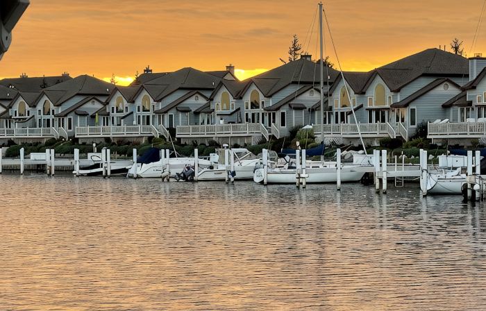 Indoor/Outdoor Pool and Hot Tub, Beautiful Beaches, Perfect for Ski Vacations