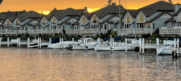Indoor/Outdoor Pool and Hot Tub, Beautiful Beaches, Perfect for Ski Vacations Hotels in Manistee
