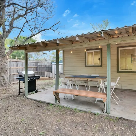 Pool & Gameroom, pet friendly, 10 Minutes from South congress, 20 from Downtown