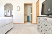 Spacious, Clean Home in Town w/ King En Suite & Hot Tub - Boutique