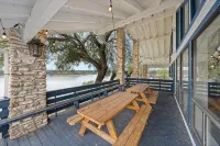 Peaceful Lake Front Home Sleeps 12 - 民宿