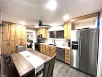Salmon Goldbug Cottage, hot tub sleeps 8