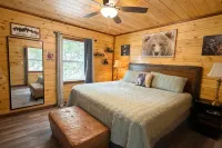 Charming Bear: Secluded Mountain Cabin w/ Firepit, Views, 2 Living Areas & Pets! - Hytter