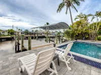 Tropical Oasis Pool Kayak Bikes fish from dock Hotele w: Matlacha