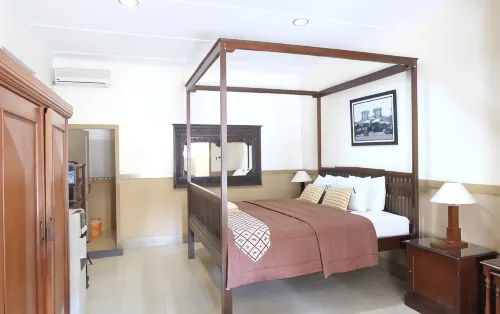 Ndalem Suratin Guesthouse - Pensions