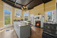 Historic Victorian Mansion, Many Original Features, Great Walkable Area - บังกะโล