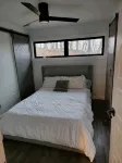 山脊高處的驚艷現代木屋，享有日出和日落景觀
