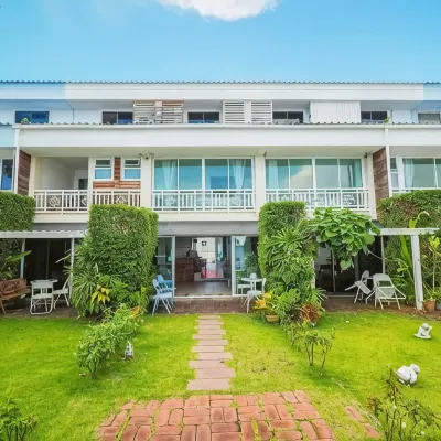班薩塔希普海邊酒店 鄰近梭桃邑海軍基地（Sattahip Naval Base）的酒店