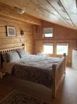 Log cabin with large deck and 6 person hot tub Các khách sạn ở 