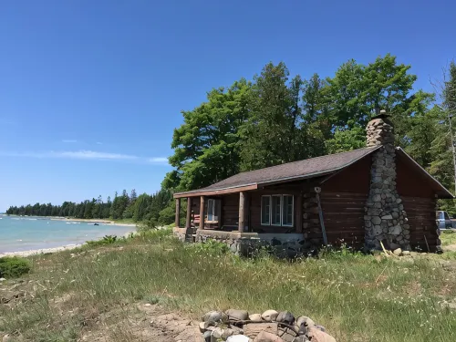 密歇根州質樸地道原木小屋
