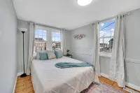 Beach Retreat - 5 Beds , 2 Kitchens @ Salt Island- Westbrook -Walk to Water