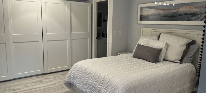 Brand new! Lots of light! Private unit separate driveway and entrance. โรงแรมในเบลเลอวู