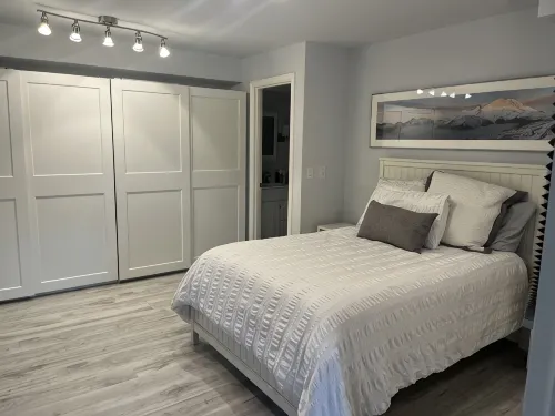 Brand new! Lots of light! Private unit separate driveway and entrance. - 방갈로