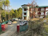 Lap of Himalayas Resort - 停車場