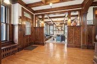 Spacious 7-bedroom house- unique history, modern comforts and incredible views - Boutique