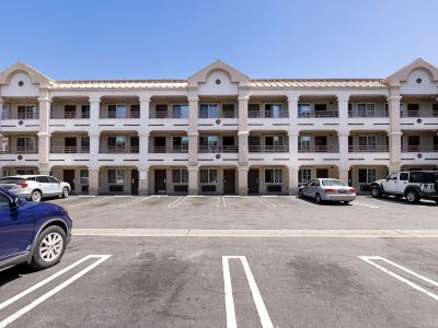 Paradise Lodge - Canoga Park
