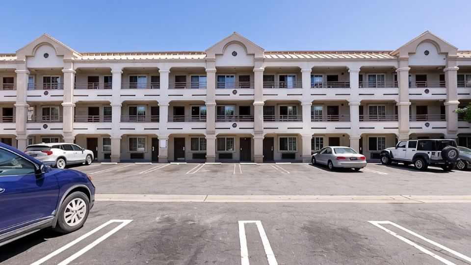 Paradise Lodge - Canoga Park