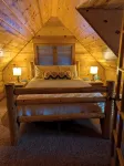 Cozy, Charming Two Bedroom McKenzie Bridge River Front Cabin for 2 Guests, - Chalets