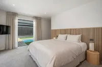 Heated Pool | Gym | Sauna | Hot Tub - Bungalows