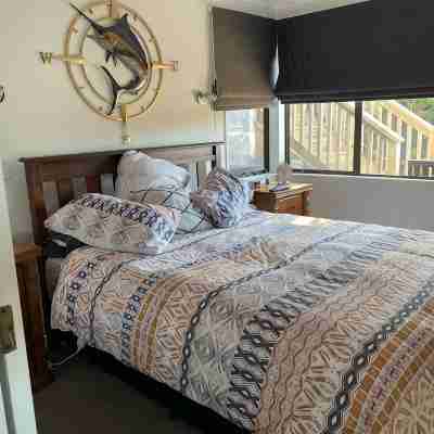 Unique Property Overlooking Estuary to City on the Beautiful Daisy Hardwick Walk Rooms