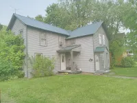 A  Clean and Cozy Centrally Located Pet Friendly Rental .Walk to All Amenities - Homestays