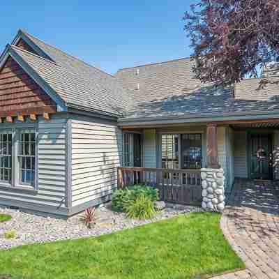 Beautiful 2-bedroom townhome with Patio, WiFi, AC Hotel Exterior
