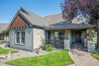 Beautiful 2-bedroom townhome with Patio, WiFi, AC