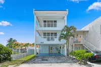 Charming 3 STORY house in wonderful Hollywood Beach Boardwalk - 4-Star