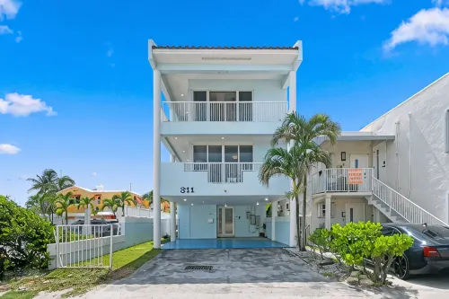 Charming 3 STORY house in wonderful Hollywood Beach Boardwalk