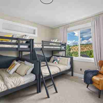 Spacious 6-bedroom, Views, King Beds, Hot Tub, Game Room near downtown Spokane Rooms