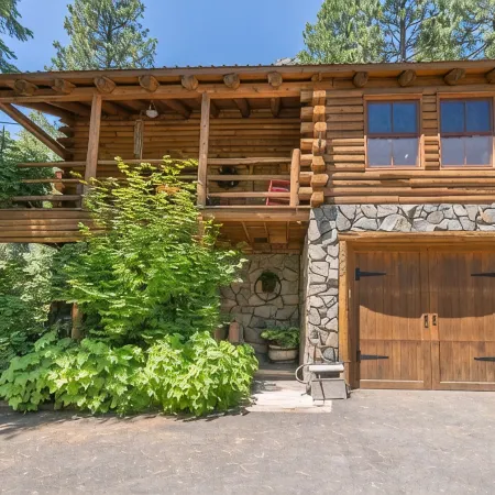 Cozy 3-Bdrm Log Cabin Retreat in Truckee, Sleeps-8, Hot Tub, 2 Acres of Serenity