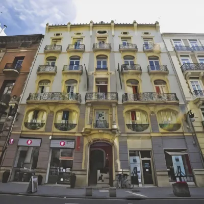 Red Nest Hostel Hotels near Extramurs
