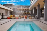 Moxy Banff - Pools