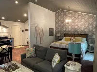 Cozy cabin in our private woods, close to a bike trail, winery, and lakes - シャレー