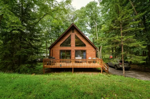 Poconos Retreat: Hot Tub, Game Room, Lakes, BBQ, Fire Pit & Family Fun - 木屋
