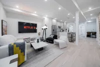 4BR King West Walk to Downtown Sleeps 9 - Biệt thự