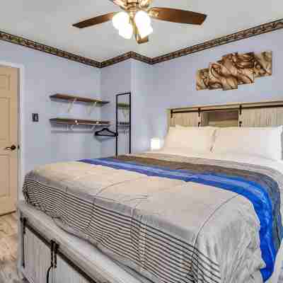 Charming 3-Br House in lovely Buffalo with AC, WiFi & Free Parking Rooms
