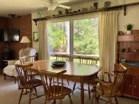 Country Home, outdoor spaces, secluded but close to everything - Homestays